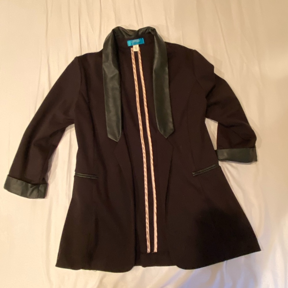 Quarter sleeve black blazer